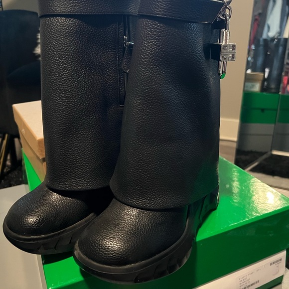 Givenchy Shark Lock Biker ankle boots in grained leather - Picture 4 of 6